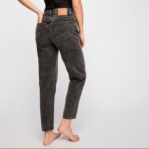 Washed Black Levi’s Mom Jeans - Size 30